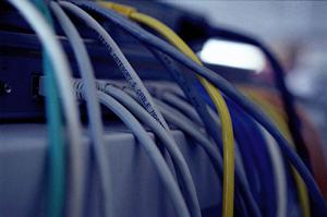 大画面で日光下でも見やすい電子朝礼看板